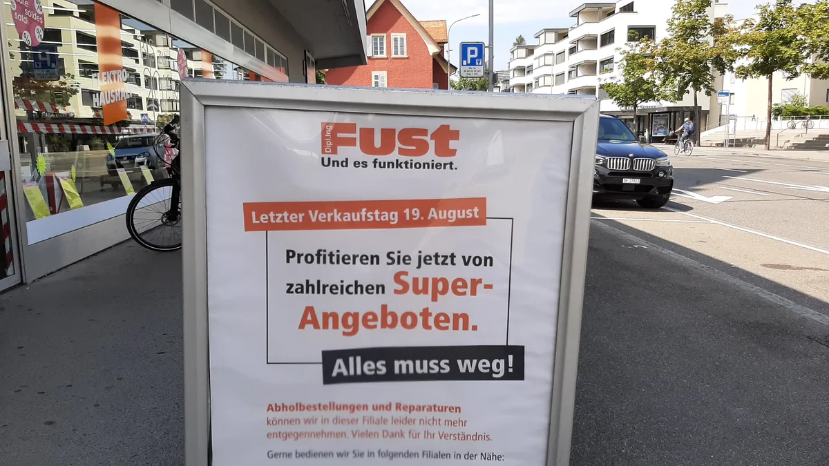 Plakat mit Infos zur Schliessung auf dem Trottoir.